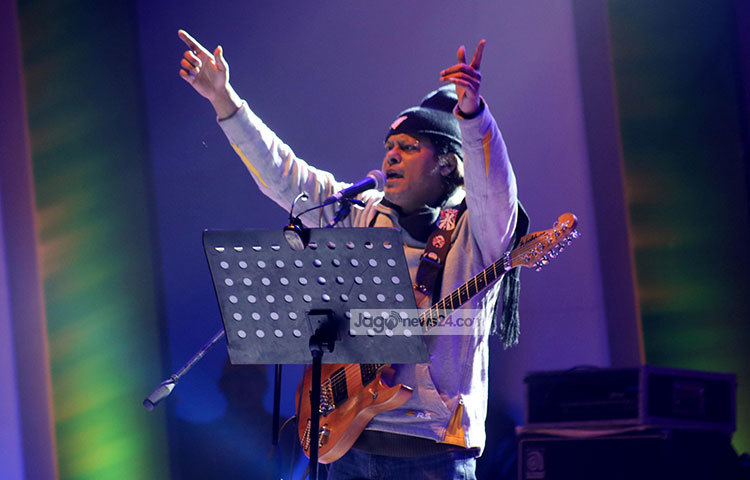 গানের তালে তালে দর্শক মাতিয়েছেন জেমস। ছবি : মাহবুব আলম