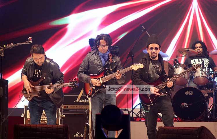 ব্যন্ডদল দলছুটের গানে মুগ্ধ হয় দর্শকরা। ছবি : মাহবুব আলম