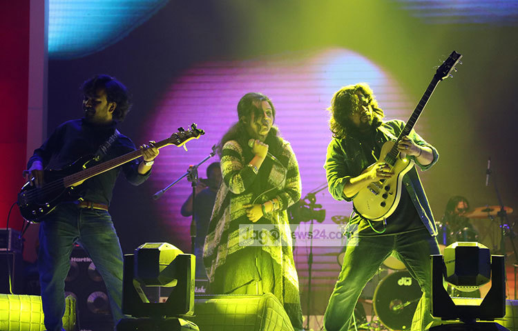 গান গাইছেন চিরকুট ব্যান্ডের সুমি। ছবি : মাহবুব আলম