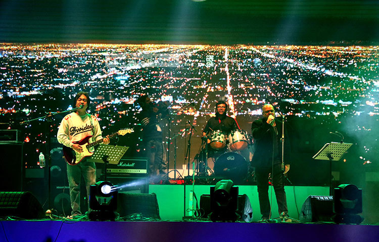 সোলসের গানে ভাঙে শীত রাতের নিরাবতা। ছবি : মাহবুব আলম