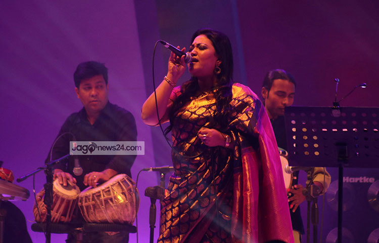 ফোক সম্রাজ্ঞী মমতাজ বেগমের গানে মাতোয়ারা হয় কনসার্টে আসা দর্শক শ্রোতা-দর্শকরা। ছবি : মাহবুব আলম