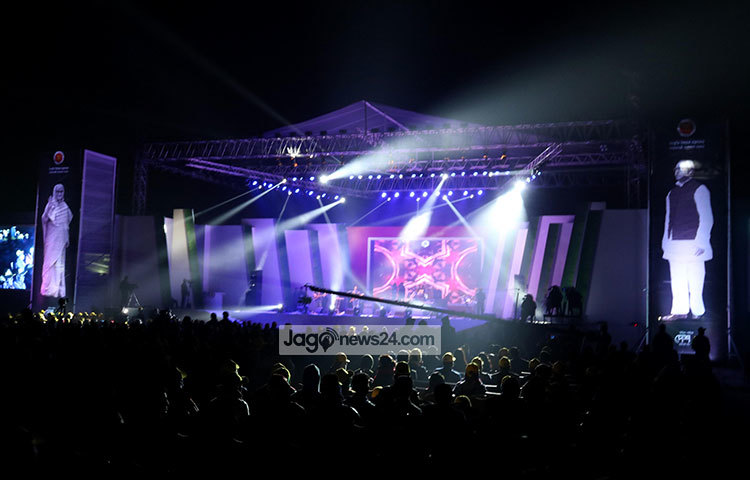 শীত উপেক্ষা করে দেশের সেরা শিল্পীদের গান শুনতে এসেছেন সংগীতপ্রেমীরা। ছবি : মাহবুব আলম