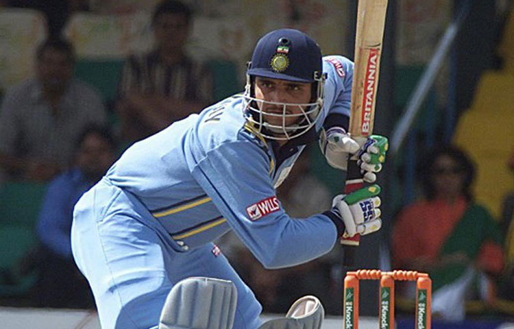 সৌরভ গাঙ্গুলী : বিশ্ব ক্রিকেটের অন্যতম তারকা সৌরভ গাঙ্গুলির ব্যাট থেকে এই ম্যাচে এসেছিল ১০৯ রানের ইনিংস। বর্তমান সিএবি প্রেসিডেন্টের ইনিংসটি সাজানো ছিল ৬টি চার এবং ২টি ছয় দিয়ে।