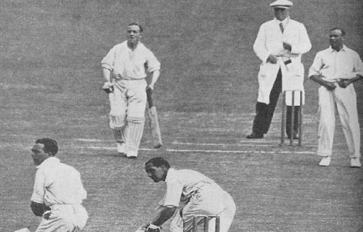 নিউজিল্যান্ডের বিরুদ্ধে ইংল্যান্ডের পাঁচ ব্যাটসম্যান শূন্য করে প্যাভিলিয়নে ফিরে যান। মাত্র ৫৮ রানে শেষ হয়ে যায় ইংল্যান্ডের ইনিংস। নিঃসন্দেহেই লজ্জাজনক পরিস্থিতি। তবে ক্রিকেটের ইতিহাসে এমন উদাহরণ রয়েছে একাধিক।