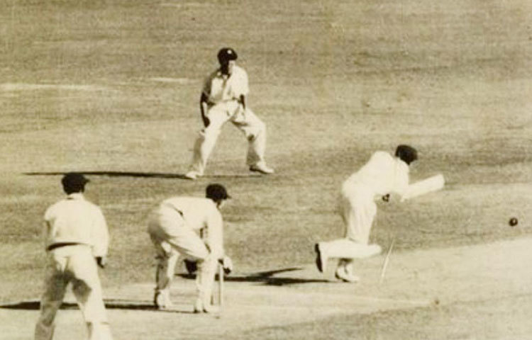 ২৫ মার্চ, ১৯৫৫ সালে অকল্যান্ডে নিউজিল্যান্ড বনাম ইংল্যান্ডের টেস্ট ম্যাচে মাত্র ২৬ রানেই শেষ হয়ে যায় নিউজিল্যান্ডের ইনিংস। টেস্ট ক্রিকেটের ইতিহাসে এটাই কোনো ইনিংসের সর্বনিম্ন স্কোর। ম্যাচটি ইংল্যান্ড এক ইনিংস ও ২০ রানে জিতে নেয়।