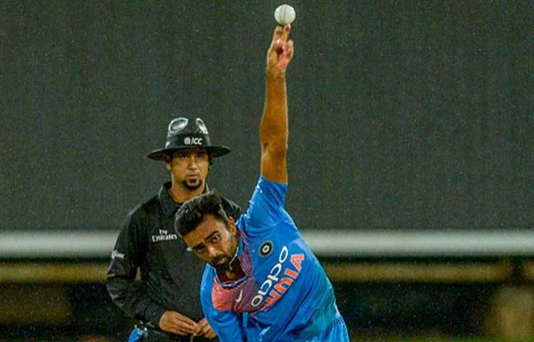 জয়দেব উনাদকট : শেষ ম্যাচে দলে ছিলেন না। কিন্তু, বাংলাদেশের বিরুদ্ধে দলে থাকা মহম্মদ সিরাজ বল হাতে পুরোপুরি ব্যর্থ। ফলে ফাইনালে ফের ভাগ্য খুলতে পারে জয়দেব উনাদকটের।