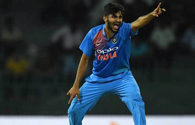 শার্দুল ঠাকুর : শ্রীলঙ্কার বিরুদ্ধে টিম ইন্ডিয়ার জয়ের মূল কারীগর ছিলেন শার্দুল। বাংলাদেশের বিরুদ্ধে শেষ ম্যাচেও গুরুত্বপূর্ণ সময়ে উইকেট পেয়েছিলেন। ফাইনালে শার্দুলকে দল থেকে বাদ দেওয়ার সম্ভবনা প্রায় নেই।