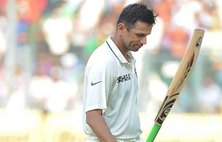 বিশ্ব ক্রিকেটে ‘দ্য ওয়াল’ বললেই মনে পড়ে একটি-ই নাম। তিনি রাহুল দ্রাবিড়। কিন্তু যে রাহুলকে প্যাভিলিয়নে ফেরাতে কালঘাম ছুটে যেত তাবড় তাবড় বোলারদের, সেই দ্রাবিড়ের ঝুলিতেই আছে টেস্ট ক্রিকেটে সর্বাধিক বার বোল্ড হওয়ার রেকর্ড। টেস্ট কেরিয়ারে ৫৪ বার বোল্ড হয়েছেন দ্রাবিড়।