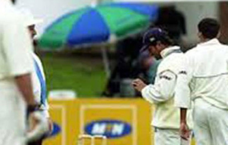 শচীন টেন্ডুলকার (ভারত) : ২০০১ সালে পোর্ট এলিজাবেথ টেস্টে দক্ষিণ আফ্রিকার বিরুদ্ধে বলের সিম নখ দিয়ে খোঁটার জন্য অভিযুক্ত হন শচীন টেন্ডুলকার। এমন কী এক ম্যাচ নির্বাসিত করা হয় শচীনকে। পরে অবশ্য ভিডিও ফুটেজে দেখা যায়, বলের সিম থেকে ঘাস সরাচ্ছিলেন শচীন। ম্যাচ রেফারি মাইক ডেনিস এই যুক্তি না মানলেও আইসিসি পরে সচিনকে ‘নির্দোষ’ বলে ঘোষণা করে।