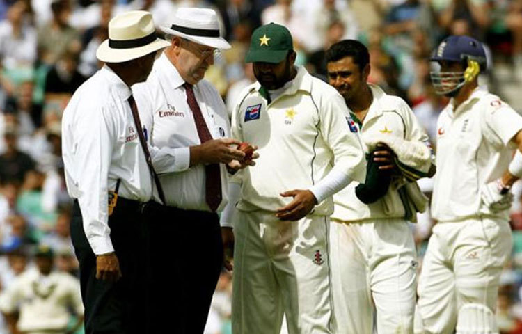 পাকিস্তান দল : ২০০৬ সালে ওভাল টেস্টে পাকিস্তান ক্রিকেট দলের বিরুদ্ধে বল বিকৃতির অভিযোগ আনেন দুই আম্পায়ার ড্যারেল হেয়ার এবং বিলি ডকট্রোভ। পাকিস্তানের বল বিকৃতির জন্য ইংল্যান্ডকে ৫ রান পেনাল্টি দেন আম্পায়াররা। প্রতিবাদে চা বিরতির পর দল নিয়ে আর মাঠে নামেননি পাক অধিনায়ক ইনজামাম উল হক।