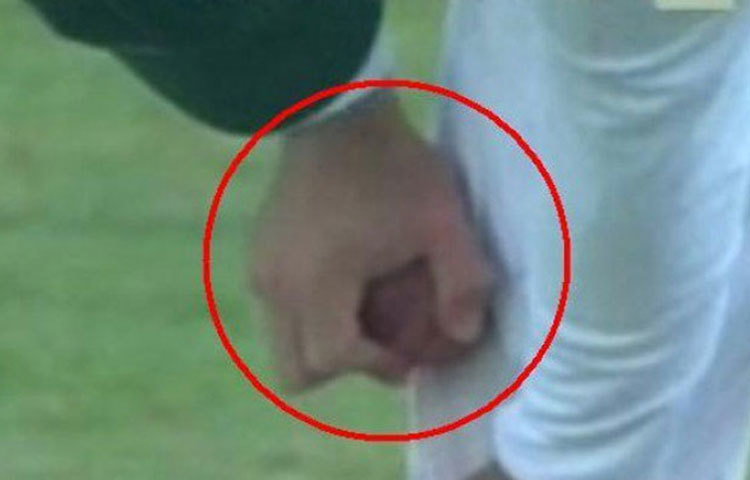 ফাফ দু প্লেসি (দক্ষিণ আফ্রিকা) : ২০১৩ সালে দুবাইয়ে পাকিস্তানের বিরুদ্ধে একটি টেস্টে বল বিকৃতির অভিযোগ ওঠে দক্ষিণ আফ্রিকার ফাপ দু প্লেসির বিরুদ্ধে। টেলিভিশন ফুটেজে ধরা পড়ে দু প্লেসি ট্রাউজারের পকেটের জিপার দিয়ে বল ঘষেছিলেন। ম্যাচ ফির ৫০ শতাংশ জরিমানা করা হয় তার।