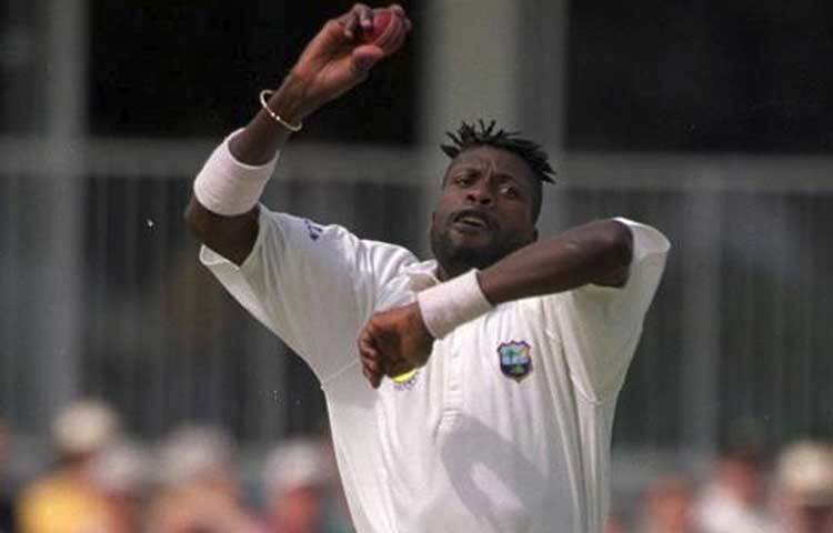 বিশ্ব ক্রিকেটে মর্যদা আদায়কারী নাম কার্টলি অ্যামব্রোস। টেস্টে ৪০৫ উইকেটের মালিক একটা সময় ত্রাস ছিলেন তাবড় তাবড় ব্যাটসম্যানেরও। কিন্তু অবাক করার মতো হলেও টেস্ট ক্রিকেটে একটি ওভারে সর্বাধিক নো বল করার রেকর্ড আছে অ্যামব্রোসের দখলেই। ১৯৯৩ সালে পার্থে একটি ওভারে ৯টি নো বল করেন অ্যামব্রোস। ১৫ বলে শেষ করেন ওভারটি।