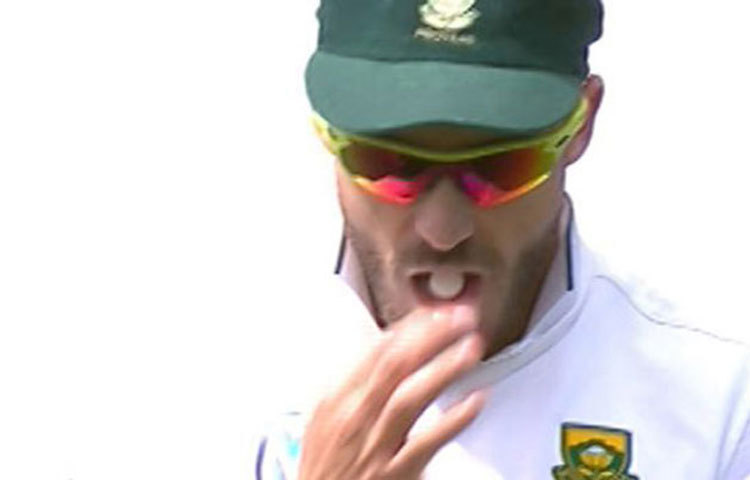 ফাফ দু প্লেসি (দক্ষিণ আফ্রিকা) : ২০১৬ সালে দক্ষিণ আফ্রিকার অস্ট্রেলিয়া সফরে হোবার্ট টেস্টে দু প্লেসিকে দেখা যায় মুখ থেকে কিছু বের করে বলে ঘষতে। মুখের ‘চুইংগাম’ বলে লাগিয়ে তিনি বিকৃত করেন। যা ‘মিন্টগেট’ কেলেঙ্কারি নামে ক্রিকেট বিশ্বে পরিচিতি পায়।