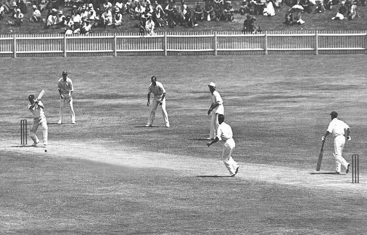 ১২ ফেব্রুয়ারি, ১৯৩২ সালে মেলবর্নে অস্ট্রেলিয়ার বিরুদ্ধে খেলতে নেমে মাত্র ৩৬ রানেই শেষ হয়ে যায় দক্ষিণ আফ্রিকার ইনিংস। ওই ম্যাচটি এক ইনিংস ও ৭২ রানে জিতে নেয় অস্ট্রেলিয়া।