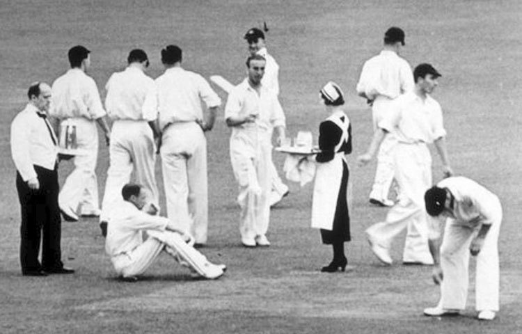 ১৪ জুন, ১৯২৪ সালে বার্মিংহামে ইংল্যান্ডের ৪৩৮ রানের জবাবে ব্যাট করতে নেমে ৩০ রানেই গুটিয়ে যায় দক্ষিণ আফ্রিকার ইনিংস।