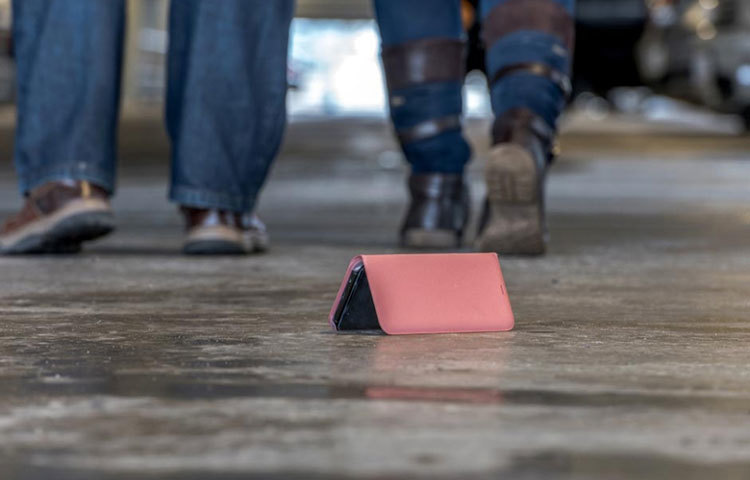 অর্থের পাশাপাশি যখন দৈনন্দিন জিনিসপত্রও খোয়া যেতে থাকে। যেমন, চাবি, চশমা, হাতের ঘড়ি, রুমাল।