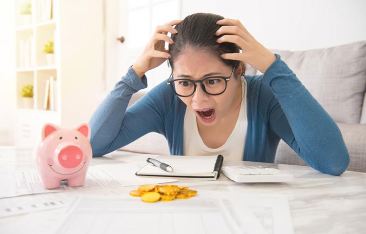 কোনো কারণ ছাড়াই হঠাৎ করেই অর্থাভাব দেখা দেওয়া।