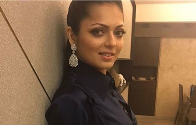 দ্রাষ্টি ধামি : শোনা যায়, দ্রাষ্টি রোহিত শেটির ‘সিংহম রিটার্নস’ ছবিতে অভিনয়ের সুযোগ পেয়েছিলেন। কিন্তু সেই সময় অভিনয় করতে রাজি হননি। ধারাবাহিকে শুটিংয়ের জন্যই নাকি কাজ করতে চাননি অভিনেত্রী।