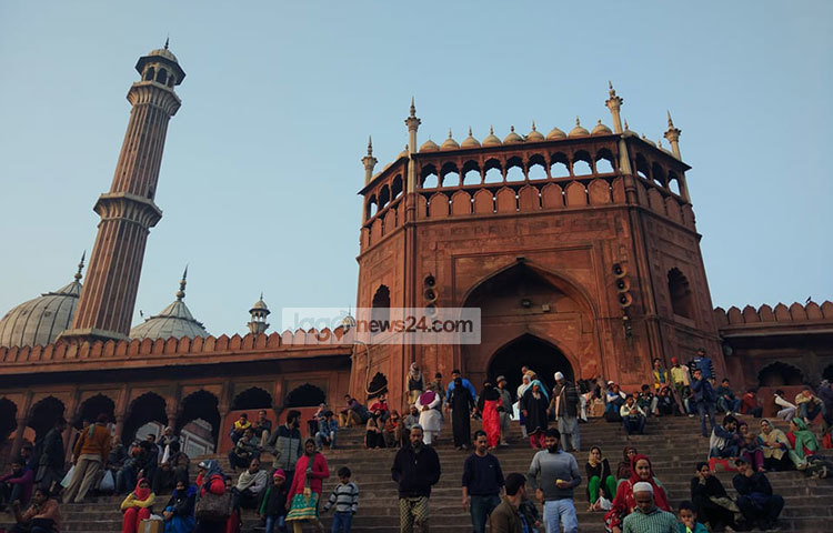 অপূর্ব স্থাপত্য শৈলীতে নির্মিত হয়েছে দিল্লির জামে মসজিদ। মুঘল সম্রাট শাহজাহান ১৬৪৪ থেকে ১৬৫৬ সালের মধ্যে এই মসজিদটি তৈরি করেন। ছবি : জাগো নিউজ