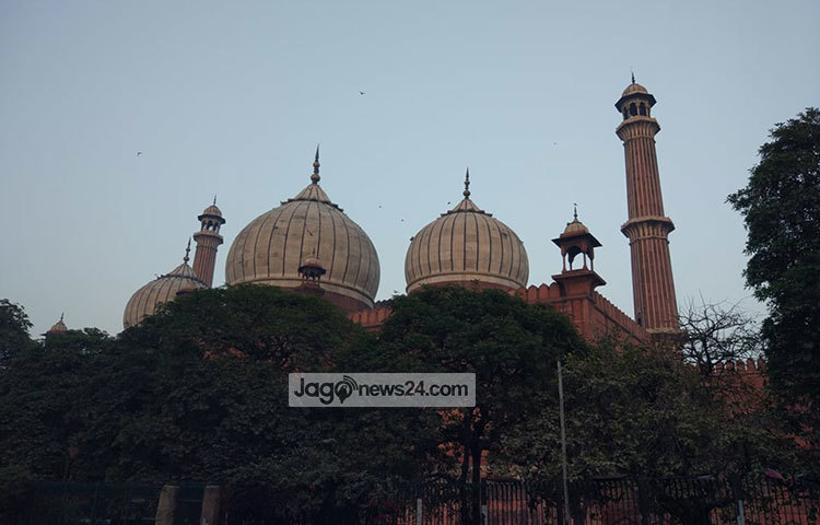 মসজিদটি তৈরিতে প্রায় ১০ লক্ষ রুপি ব্যয় হয় এবং বর্তমান উজবেকিস্তানের বুখারা নামক স্থানের একজন ইমাম মসজিদটি উদ্বোধন করেন। ছবি : জাগো নিউজ