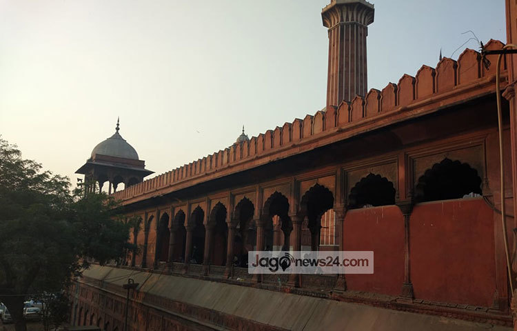 জামে মসজিদের স্থাপত্যশৈলীর সাথে পাকিস্তানের লাহোরে অবস্থিত মুঘল সম্রাট আওরঙ্গজেব কর্তৃক নির্মিত বাদশাহি মসজিদের বিশেষ মিল রয়েছে। ছবি : জাগো নিউজ