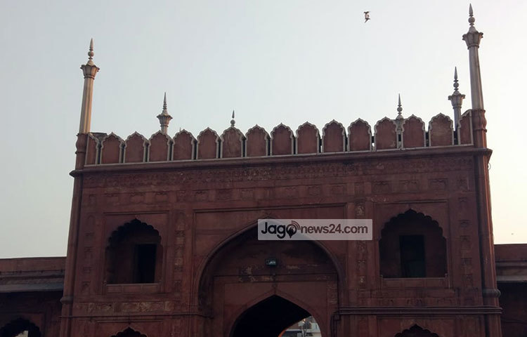 ১৬৫৬ সালে সম্রাট শাহজাহানের আমন্ত্রণে বর্তমান উজবেকিস্তানের বুখারা নামক স্থান হতে আগত ইমাম বুখারী নামক জনৈক ইমাম মসজিদটি উদ্বোধন করেন। ছবি : জাগো নিউজ