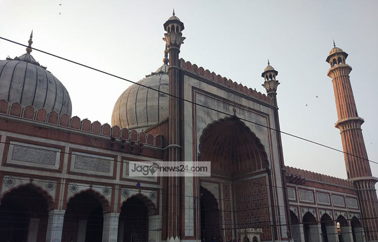 মসজিদ প্রাঙ্গণে এক সাথে প্রায় ২৫,০০০-এর অধিক মানুষ নামায আদায় করতে পারেন। ছবি : জাগো নিউজ