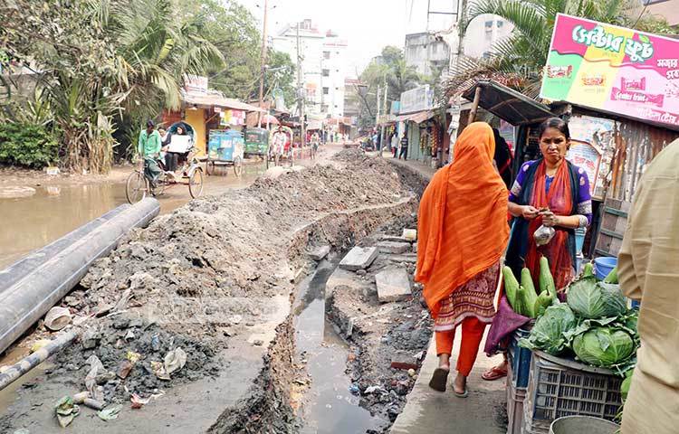 রাস্তার করুণ অবস্থা। খোঁড়াখুঁড়ির কারণে রাস্তায় পানি জমে গেছে। ছবি : বিপ্লব দিক্ষিৎ