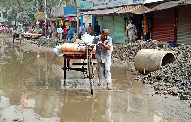 পানি আটকে থাকায় রাস্তাটি চলাচলের অযোগ্য হয়ে পড়েছে। ছবি : বিপ্লব দিক্ষিৎ