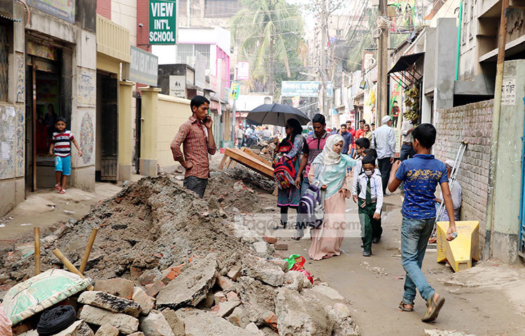 রাস্তা খোঁড়াখুঁড়ির কারণে জনদুর্ভোগ চরমে। সবার একটাই প্রশ্ন এই দুর্ভোগ কবে শেষ হবে। ছবি : বিপ্লব দিক্ষিৎ