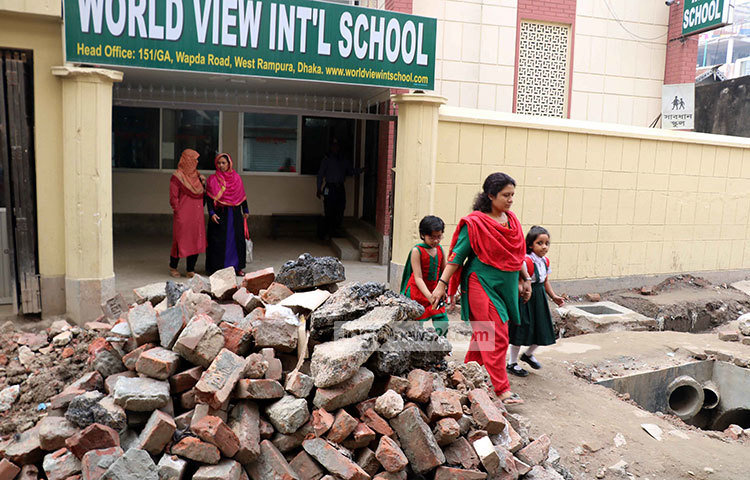 স্কুলের সামনে ভাঙ্গা ইটের স্তূপ। স্কুলের ছাত্র-ছাত্রী, শিক্ষকদের যাতায়াতে সমস্যা হচ্ছে। ছবি : বিপ্লব দিক্ষিৎ