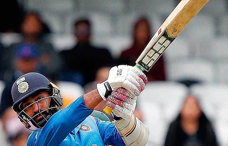 দীনেশ কার্তিক : ৭ কোটি ৪০ লাখ টাকায় এই উইকেট রক্ষক ব্যাটসম্যানকে দলে নিয়েছে শাহরুখ খানের দল।