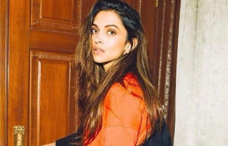 ৩২ বছরের নায়িকা এই মুহূর্তে বলিউডে রাজ করছেন বলাই যায়। সম্প্রতি ‘পদ্মাবত’-এ তার লুক নজর কেড়েছিল দর্শকদের। তবে শুটিংয়ের বাইরে মেকআপ ছাড়াই থাকতে পছন্দ করেন দীপিকা পাড়ুকোন। শোনা যায়, লিপ বাম ও চোখে হালকা কাজলই পছন্দ করেন নায়িকা।