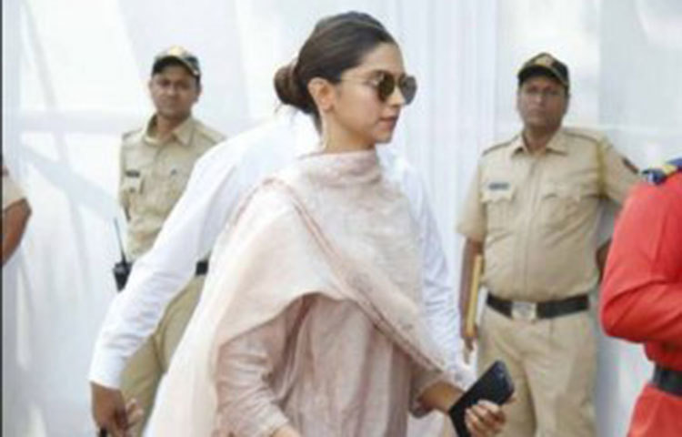 দীপিকা পাড়ুকোন শেষ বারের মতো দেখতে এসেছিলেন শ্রীদেবীকে।