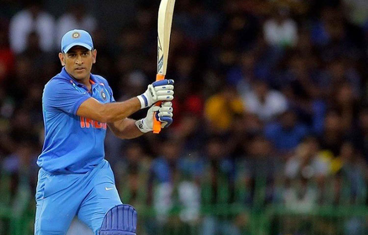 ভারত-শ্রীলঙ্কার দ্বিতীয় এক দিনের আন্তর্জাতিক। ব্যাটসম্যান তখন মহেন্দ্র সিং ধোনি। বোলার তখন শ্রীলঙ্কার দিলহারা ফার্নান্ডো। ধোনির প্যাড ছুঁয়ে বল লেগেছিল উইকেটে। কিন্তু, বেল না পড়ায় সে যাত্রায় রক্ষা পেয়ে যান ধোনি।