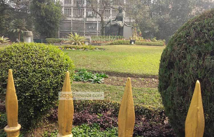 ভাষা শহীদদের স্মরণে তৈরি ভাস্কর্যটিতে স্টিল ও ফাইবার ব্যবহার করা হয়েছে। ছবি : জাগো নিউজ