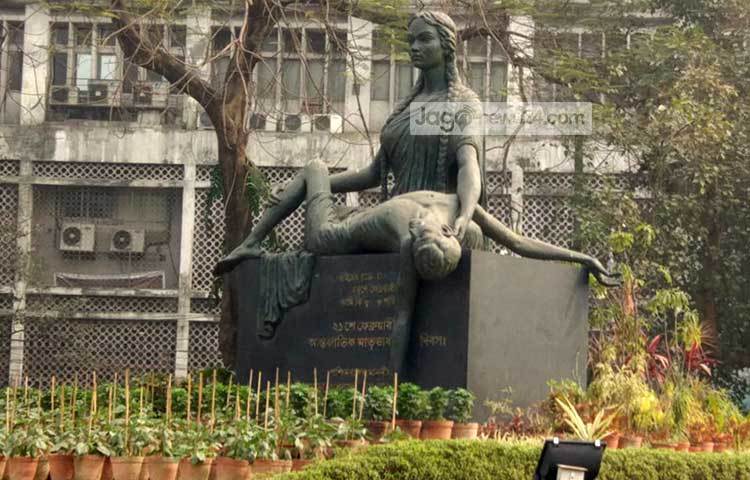 এক নারী শহীদ ভাইকে কোলে করে বসে আছেন। এই নারী বাংলা ভাষার প্রতীক। এমনটাই জানিয়েছেন শিল্পী যোগেন চৌধুরী। ছবি : জাগো নিউজ