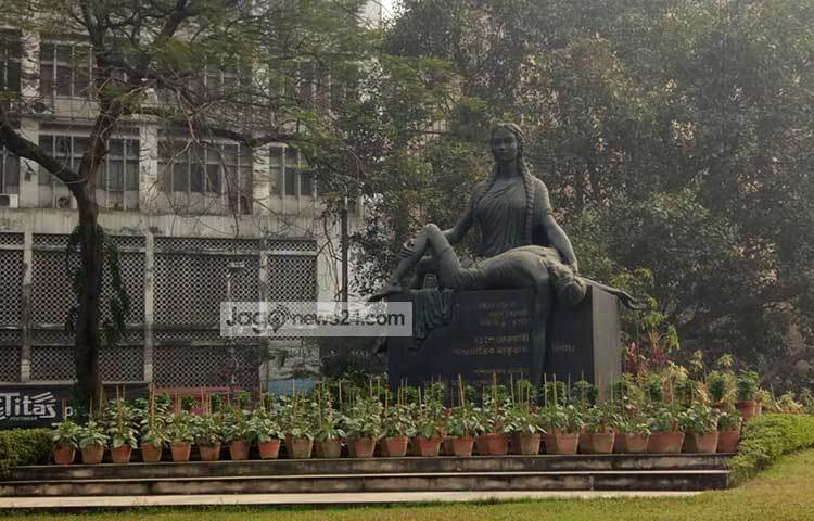 ১৯৫২ এর ভাষা আন্দোলনের শহীদের স্মরণে এই ভাস্কর্য নির্মাণ করেছেন শিল্পী ও সাংসদ যোগেন চৌধুরী। ছবি : জাগো নিউজ