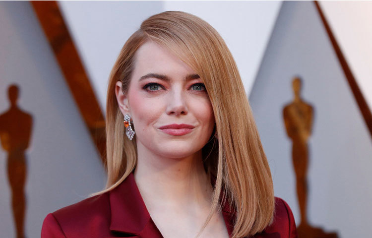 এমা স্টোনের লাজুক হাসি।