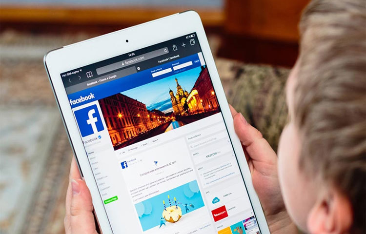 তবে এ সব করলেই যে আপনি ফেসবুকে জনপ্রিয় হয়ে যাবেন তা নয়। তার চেয়েও বড় কথা, এই ব্যাপারটাকে খুব বেশি পাত্তা না দেওয়াই ভাল। অন্যথায় মনোকষ্টই বাড়বে। বরং ফেসবুককে কেবল বন্ধুদের সঙ্গে যোগাযোগের মাধ্যম হিসেবে ভাবুন।