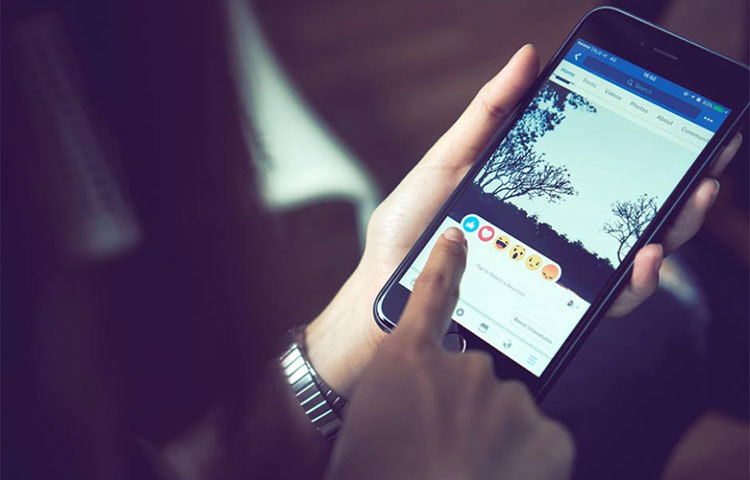 ফেসবুকে ‘লাইক’ সব পোস্টে লাইক না দিয়ে, গুরুত্ব বুঝে দেখে ‘লাইক’ দিন। অনেক সময় লাইকের চেয়ে কমেন্ট বেশি কার্যকরী হয়। সেক্ষেত্রে রুচিশীল কমেন্টের মাধ্যমে অন্যের কাছে নিজের গুরুত্ব তুলে ধরা যায়।