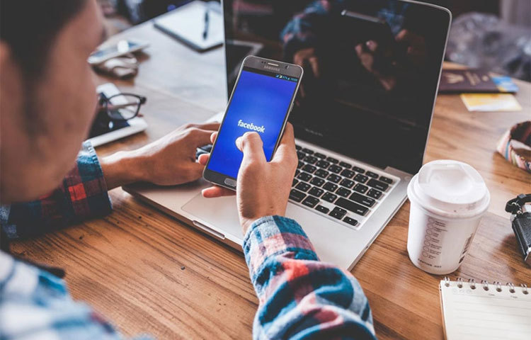 ফেসবুক স্টেটাসে ব্যতিক্রমী হওয়ার চেষ্টা করুন। যদি নিজে ভাল স্টেটাস নাও লিখতে পারেন তবে বিভিন্ন ওয়েবসাইট থেকে ভালো কোনও কবিতা বা গদ্যের অংশ শেয়ার করতে পারেন।