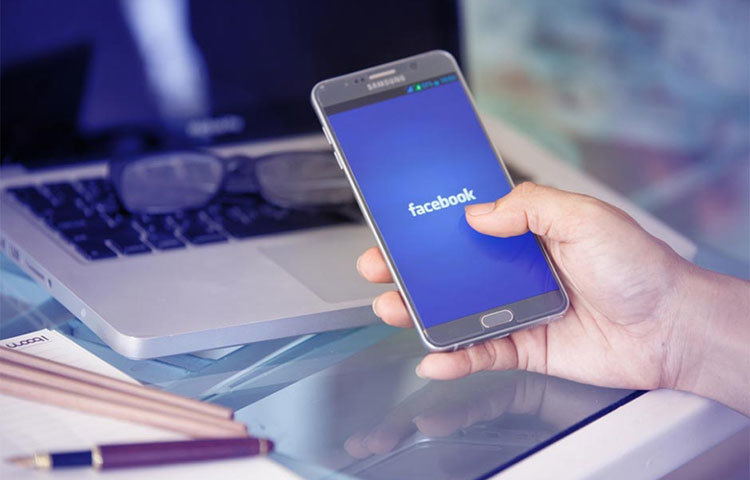 যদি পারেন তাহলে ফেসবুকে নিজের প্রতিভার প্রচার করুন। আপনি যদি ভালো রান্না, গান, কবিতা, নাচ কিংবা ছবি আঁকতে পারেন তাহলে সেসবের ছবি কিংবা ভিডিও ফেসবুকে শেয়ার করুন। এতে আপনারই গুরুত্ব বাড়বে।