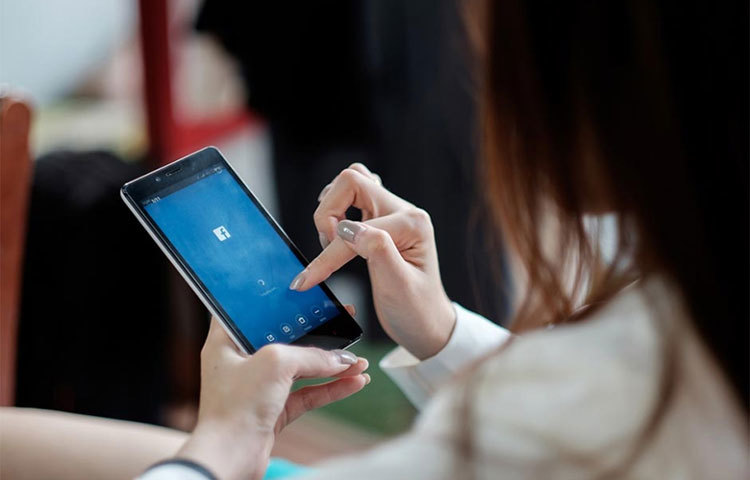 ফেসবুকে নিজেকে হাসিখুশিভাবে মেলে ধরুন। বিষণ্ন ও খিটখিটে স্বভাবের মানুষের কেউ বন্ধু হতে চায় না। মজার স্টেটাস কিংবা মজার কমেন্ট লিখে ফেসবুকে জনপ্রিয়তা বাড়ান।