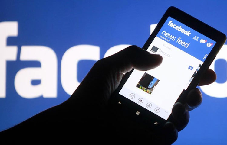 অচেনা মানুষকে ফ্রেন্ড রিকোয়েস্ট পাঠানো থেকে নিজেকে বিরত রাখুন। অচেনা কোনো মেয়ে যদি আপনার মেসেজের রিপ্লাই না দেয় তাহলে তাকে বিরক্ত করা থেকে দূরে থাকুন। অন্যথায় জনপ্রিয়তা তো দূর, সাইবার আইনে ফেঁসে যেতে পারেন।