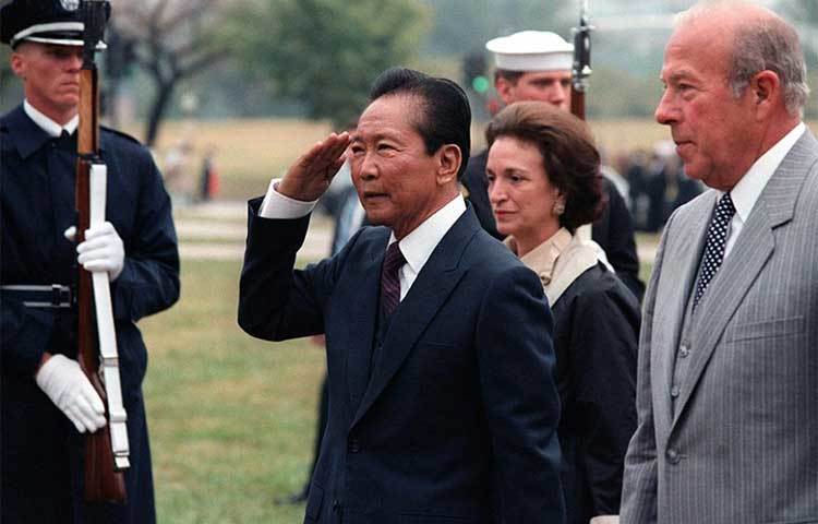 ফার্দিনান্দ মার্কোস, ফিলিপিন্সের প্রেসিডেন্ট ও পরে প্রধানমন্ত্রী : ১৯৮৮ সালে অপশাসনের অভিযোগে কারারুদ্ধ হন।