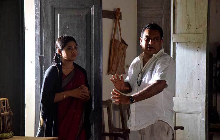 তিশাকে দৃশ্য বুঝিয়ে দিচ্ছেন নির্মাতা তৌকীর। ছবি : মাহবুব আলম