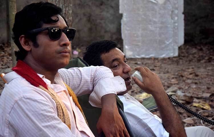 ‘ফাগুন হাওয়া’ চলচ্চিত্রের দৃশ্য ধারণে মগ্ন তৌকীর। ছবি : মাহবুব আলম