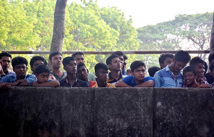 তৌকীর আহমেদের ‘ফাগুন হাওয়া’ চলচ্চিত্রের শুটিং দেখবে আসা কৌতুহলী মানুষ। ছবি : মাহবুব আলম