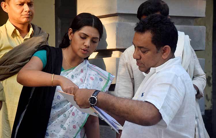 তিশা নির্মাতা তৌকীর আহমেদের কাছ থেকে দৃশ্য বুঝে নিচ্ছেন। ছবি : মাহবুব আলম